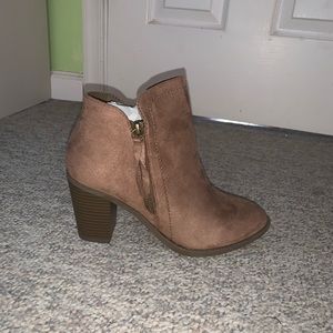 Iight brown sauce booties